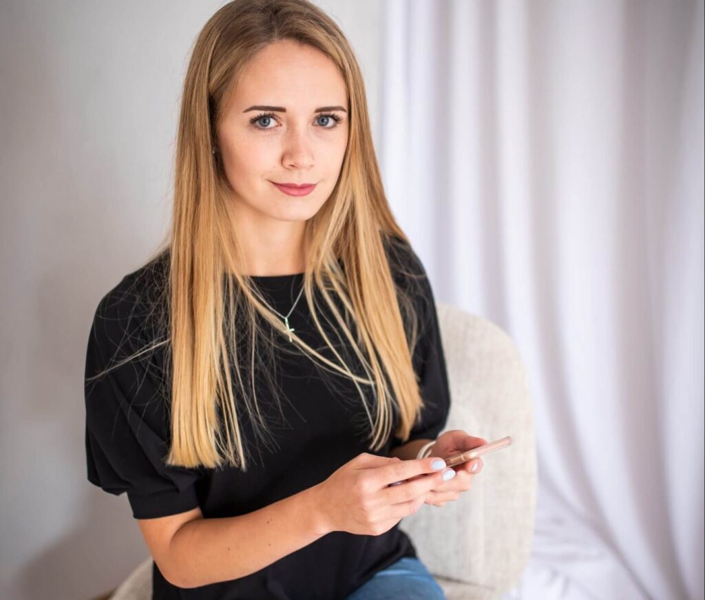 Zdjęcie założycielki strony z telefonem